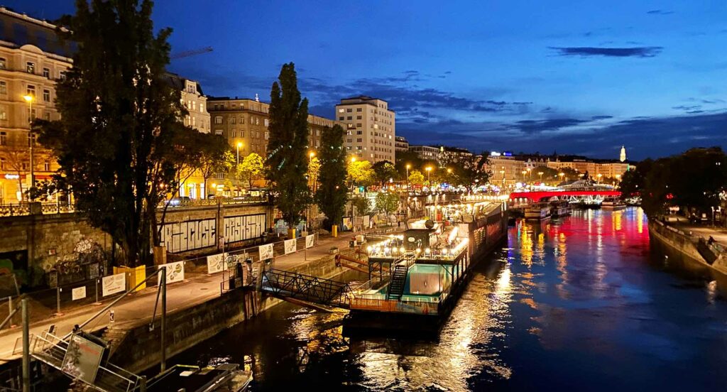 Donaukanal, Badeschiff